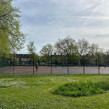 Cosy 2 Bedroom Flat In East Ham, Close To Excel Лондон Экстерьер фото
