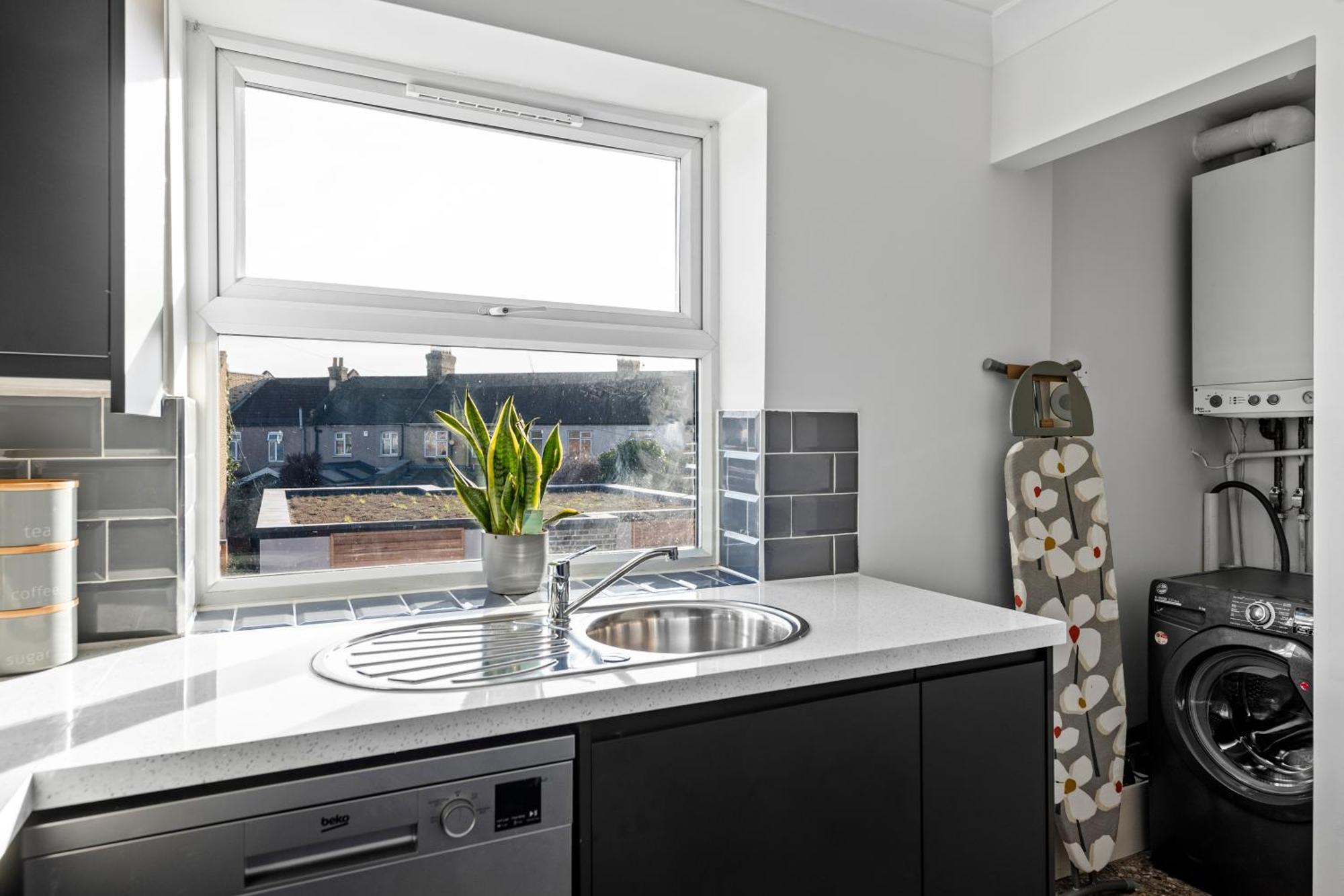 Cosy 2 Bedroom Flat In East Ham, Close To Excel Лондон Экстерьер фото