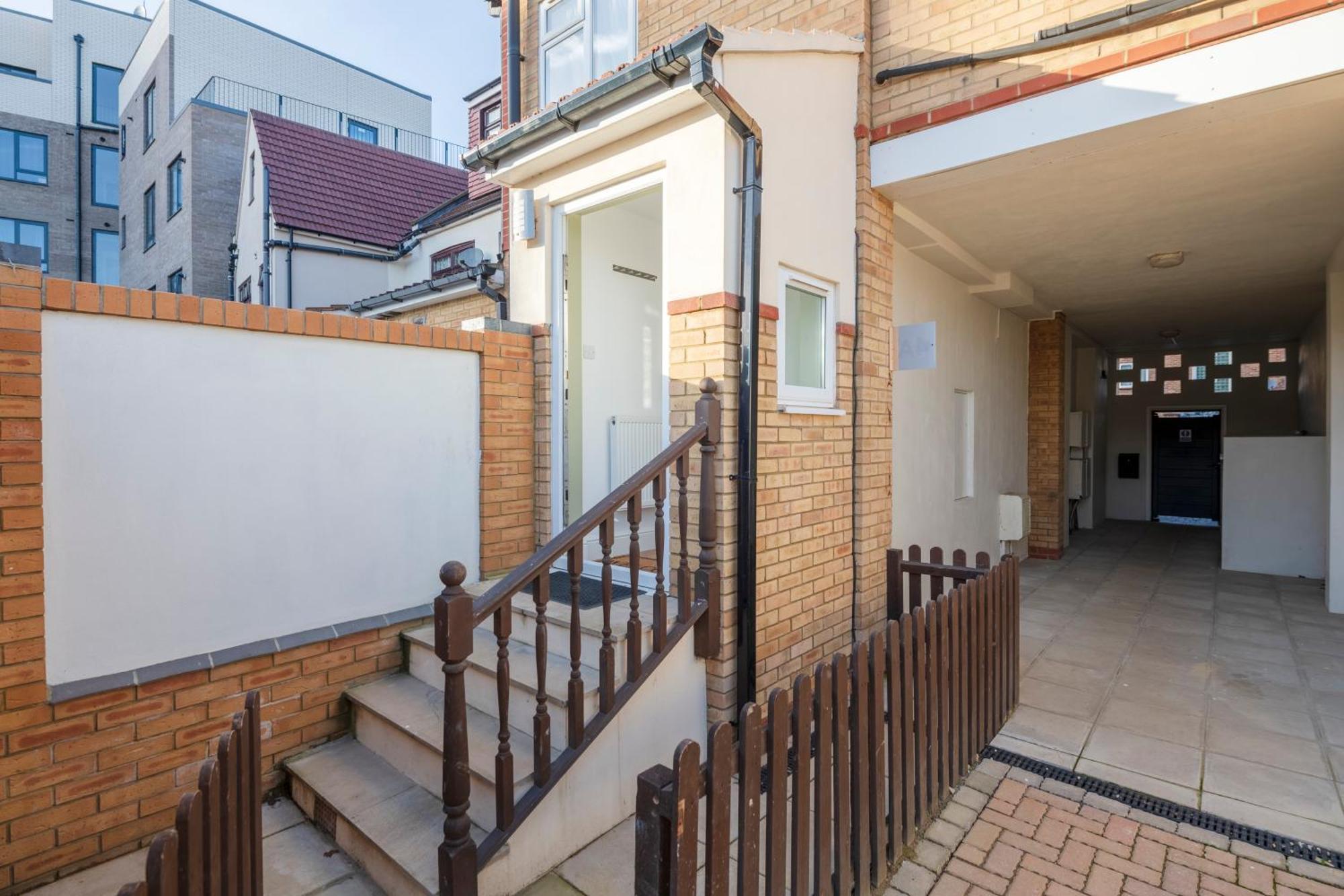 Cosy 2 Bedroom Flat In East Ham, Close To Excel Лондон Экстерьер фото